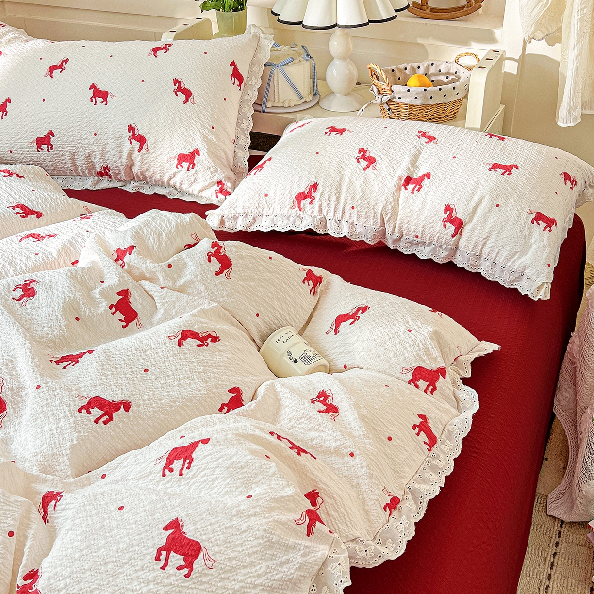 91家纺网 家纺一手货源 找家纺 瑞禾家纺 2026新款泡芙纱花边四件套 红色小马