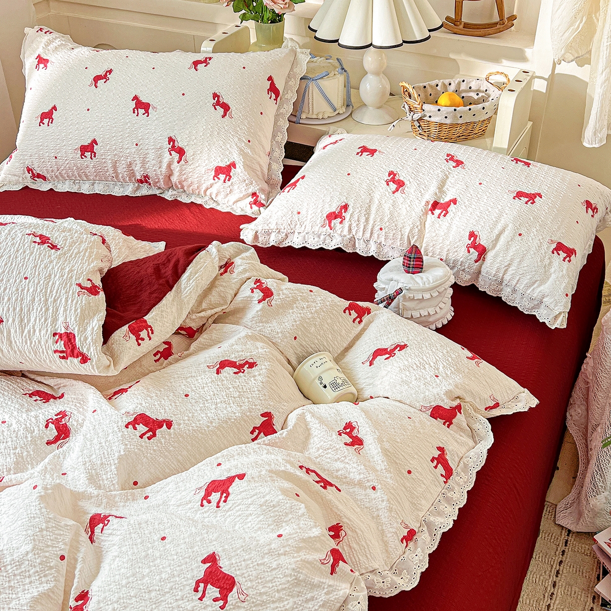 91家纺网 家纺一手货源 找家纺 瑞禾家纺 2026新款泡芙纱花边四件套 红色小马