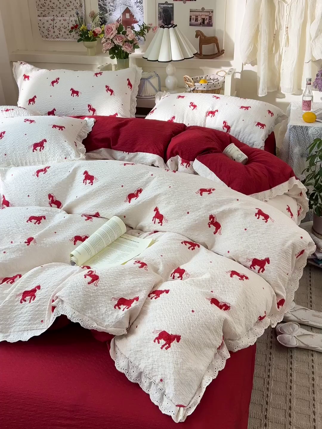 91家纺网 家纺一手货源 找家纺 瑞禾家纺 2026新款泡芙纱花边四件套 红色小马