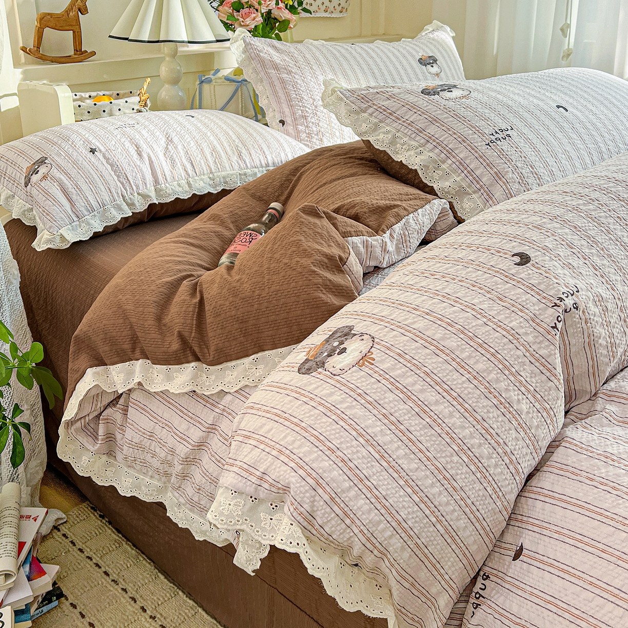 91家纺网 家纺一手货源 找家纺 瑞禾家纺 2026新款泡芙纱花边四件套 咖啡狗