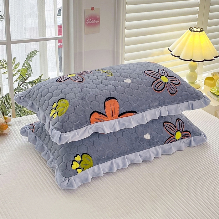 91家纺网 家纺一手货源 找家纺 莉迪娅 2026新款法兰绒花边枕套牛奶绒枕套韩版枕套 爱意浓