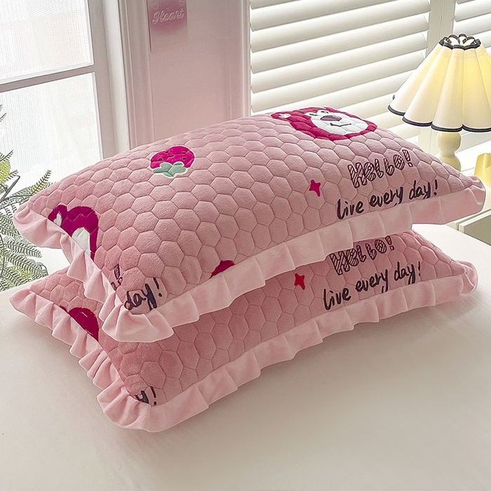 91家纺网 家纺一手货源 找家纺 莉迪娅 2026新款法兰绒花边枕套牛奶绒枕套韩版枕套 草莓狗熊