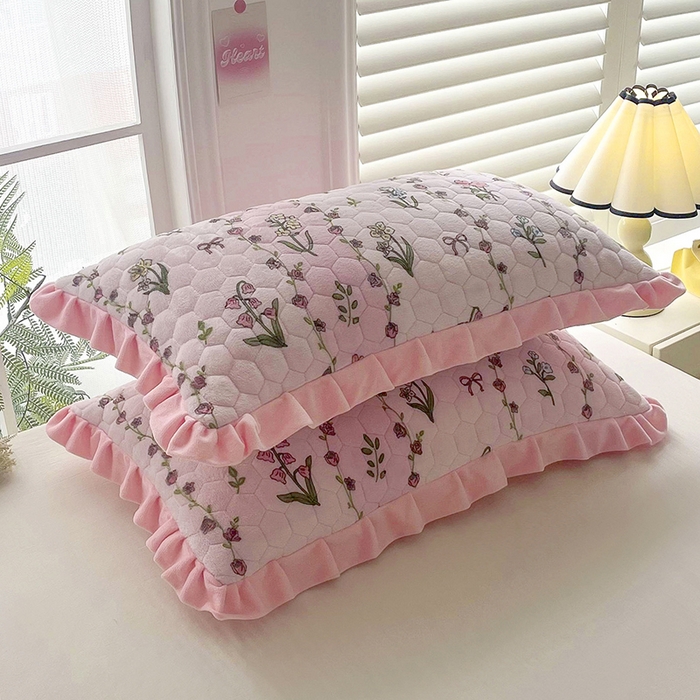 91家纺网 家纺一手货源 找家纺 莉迪娅 2026新款法兰绒花边枕套牛奶绒枕套韩版枕套 花与草