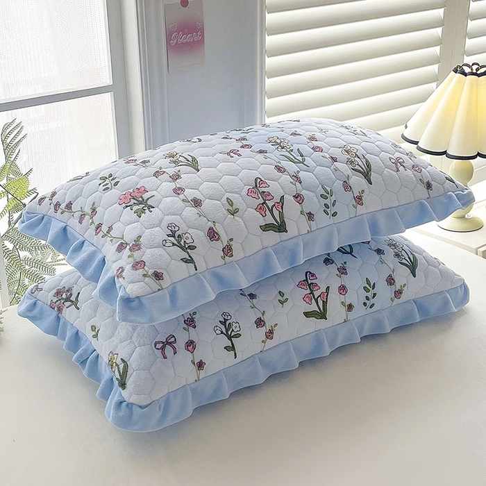 91家纺网 家纺一手货源 找家纺 莉迪娅 2026新款法兰绒花边枕套牛奶绒枕套韩版枕套 花与草蓝色