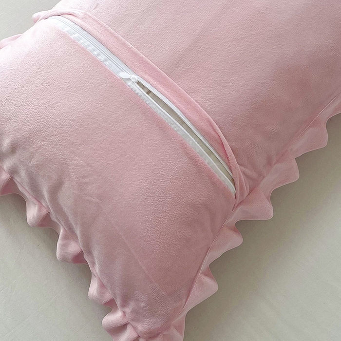 91家纺网 家纺一手货源 找家纺 莉迪娅 2026新款法兰绒花边枕套牛奶绒枕套韩版枕套 草莓狗熊