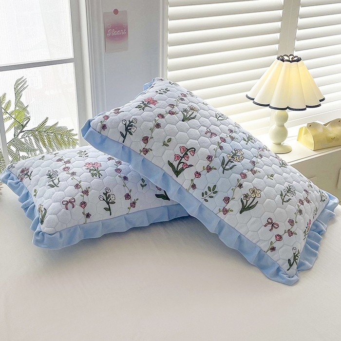 91家纺网 家纺一手货源 找家纺 莉迪娅 2026新款法兰绒花边枕套牛奶绒枕套韩版枕套 花与草蓝色