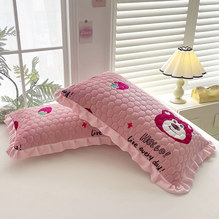 91家纺网 家纺一手货源 找家纺 莉迪娅 2026新款法兰绒花边枕套牛奶绒枕套韩版枕套 草莓狗熊