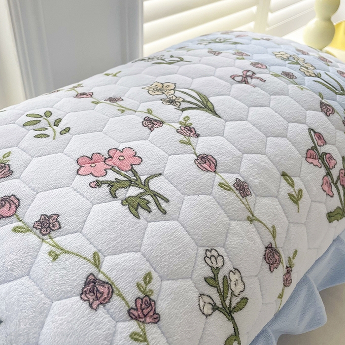 91家纺网 家纺一手货源 找家纺 莉迪娅 2026新款法兰绒花边枕套牛奶绒枕套韩版枕套 花与草蓝色