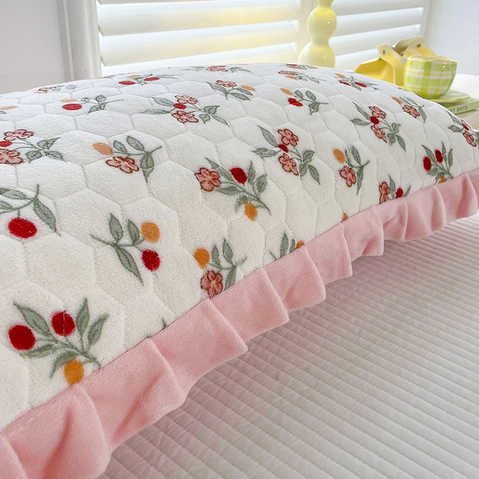 91家纺网 家纺一手货源 找家纺 莉迪娅 2026新款法兰绒花边枕套牛奶绒枕套韩版枕套 樱桃粉