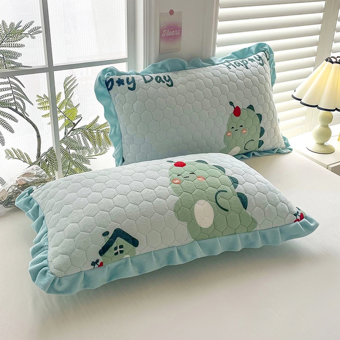 91家纺网 家纺一手货源 找家纺 莉迪娅 2026新款法兰绒花边枕套牛奶绒枕套韩版枕套 恐龙家园