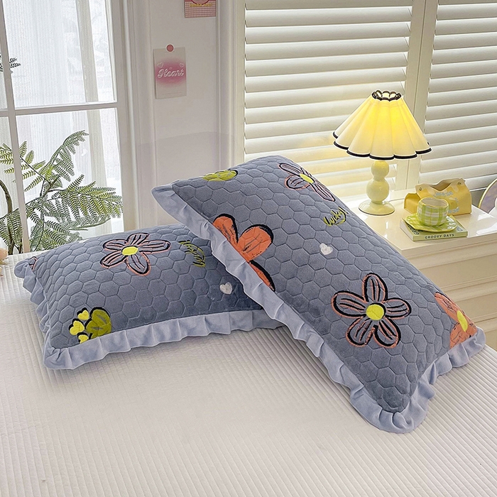 91家纺网 家纺一手货源 找家纺 莉迪娅 2026新款法兰绒花边枕套牛奶绒枕套韩版枕套 爱意浓