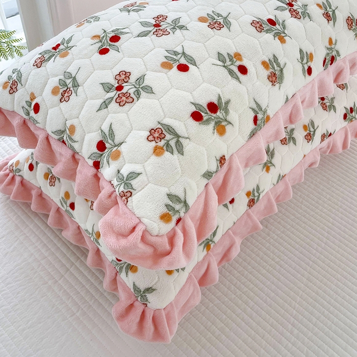 91家纺网 家纺一手货源 找家纺 莉迪娅 2026新款法兰绒花边枕套牛奶绒枕套韩版枕套 樱桃粉