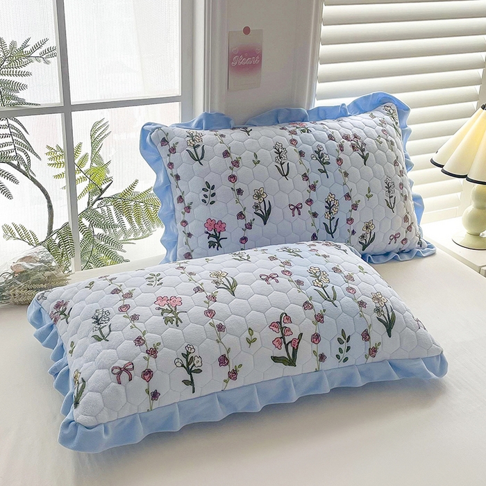 91家纺网 家纺一手货源 找家纺 莉迪娅 2026新款法兰绒花边枕套牛奶绒枕套韩版枕套 花与草蓝色