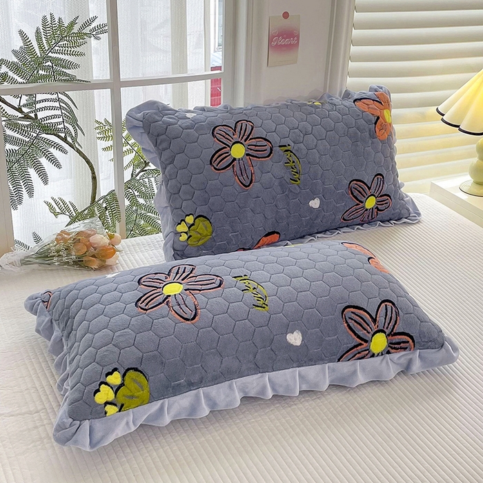 91家纺网 家纺一手货源 找家纺 莉迪娅 2026新款法兰绒花边枕套牛奶绒枕套韩版枕套 爱意浓