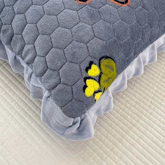 91家纺网 家纺一手货源 找家纺 莉迪娅 2026新款法兰绒花边枕套牛奶绒枕套韩版枕套 爱意浓