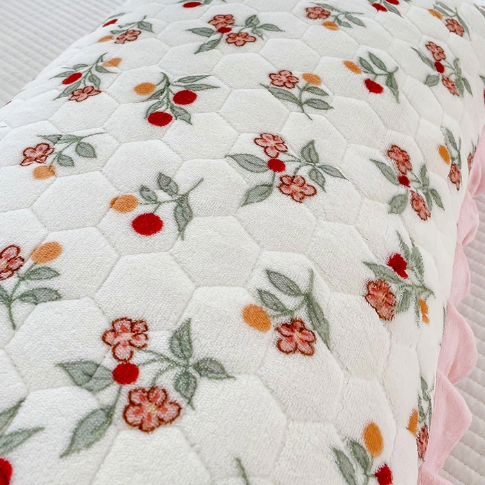 91家纺网 家纺一手货源 找家纺 莉迪娅 2026新款法兰绒花边枕套牛奶绒枕套韩版枕套 樱桃粉