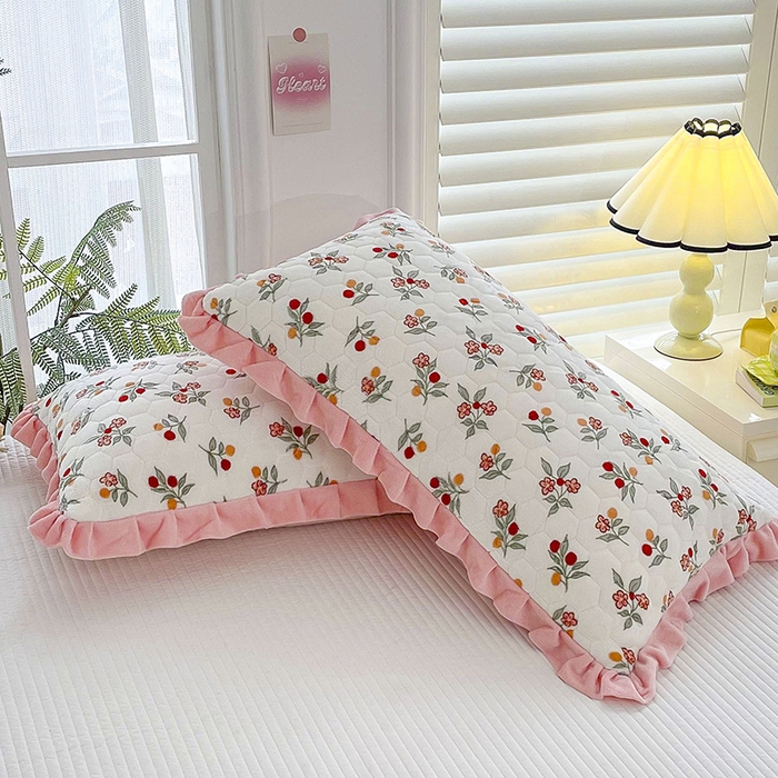 91家纺网 家纺一手货源 找家纺 莉迪娅 2026新款法兰绒花边枕套牛奶绒枕套韩版枕套 樱桃粉