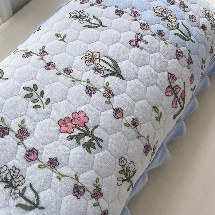 91家纺网 家纺一手货源 找家纺 莉迪娅 2026新款法兰绒花边枕套牛奶绒枕套韩版枕套 花与草蓝色