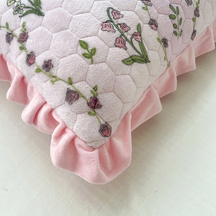 91家纺网 家纺一手货源 找家纺 莉迪娅 2026新款法兰绒花边枕套牛奶绒枕套韩版枕套 花与草