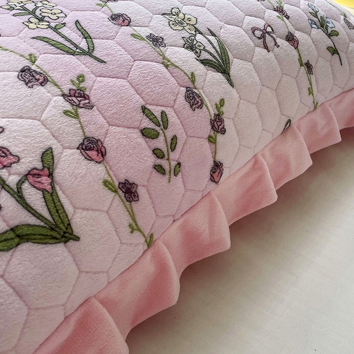 91家纺网 家纺一手货源 找家纺 莉迪娅 2026新款法兰绒花边枕套牛奶绒枕套韩版枕套 花与草