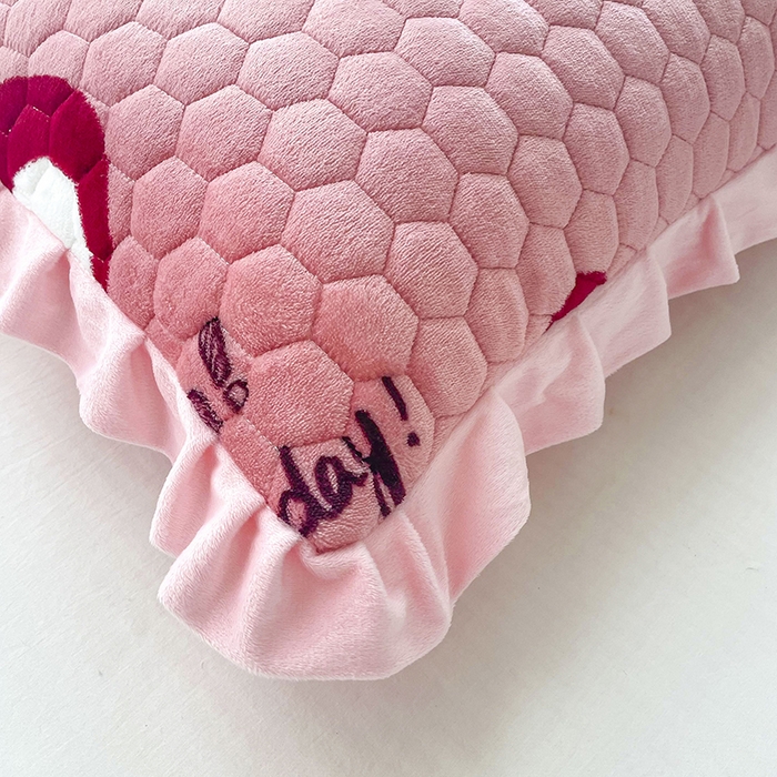 91家纺网 家纺一手货源 找家纺 莉迪娅 2026新款法兰绒花边枕套牛奶绒枕套韩版枕套 草莓狗熊