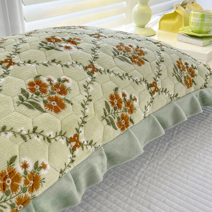 91家纺网 家纺一手货源 找家纺 莉迪娅 2026新款法兰绒花边枕套牛奶绒枕套韩版枕套 樱花绿