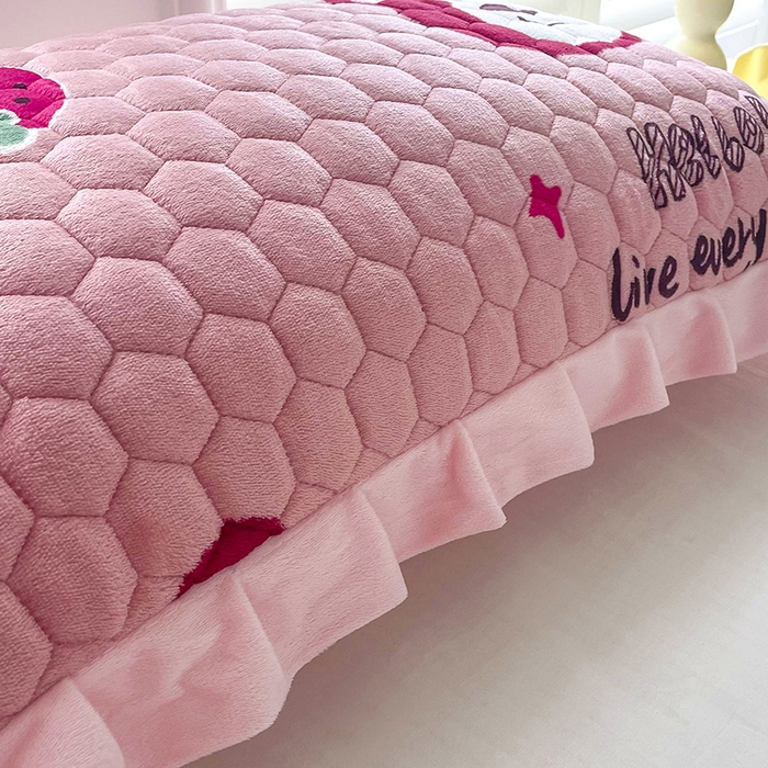 91家纺网 家纺一手货源 找家纺 莉迪娅 2026新款法兰绒花边枕套牛奶绒枕套韩版枕套 草莓狗熊