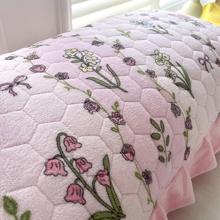 91家纺网 家纺一手货源 找家纺 莉迪娅 2026新款法兰绒花边枕套牛奶绒枕套韩版枕套 花与草