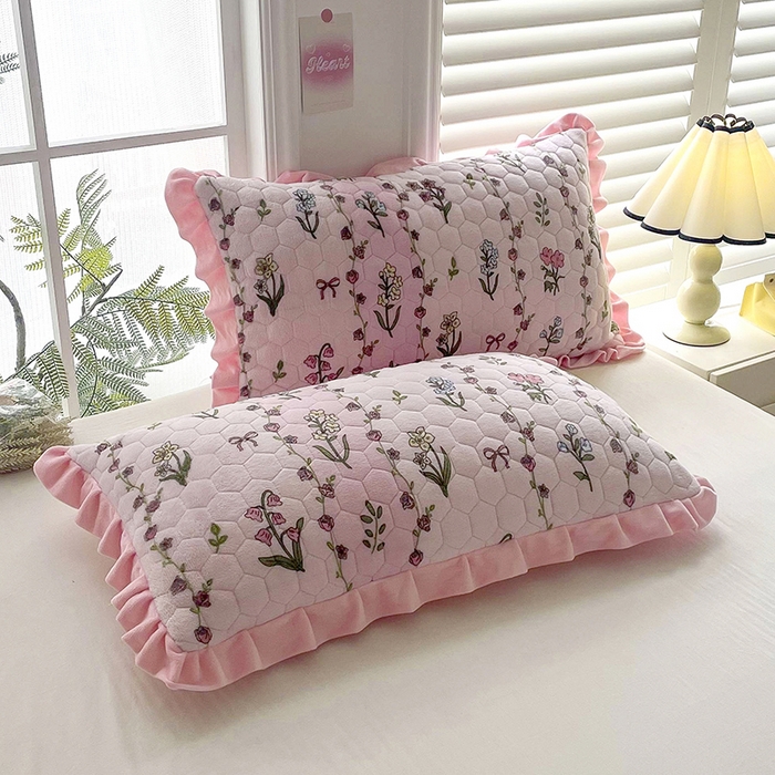 91家纺网 家纺一手货源 找家纺 莉迪娅 2026新款法兰绒花边枕套牛奶绒枕套韩版枕套 花与草