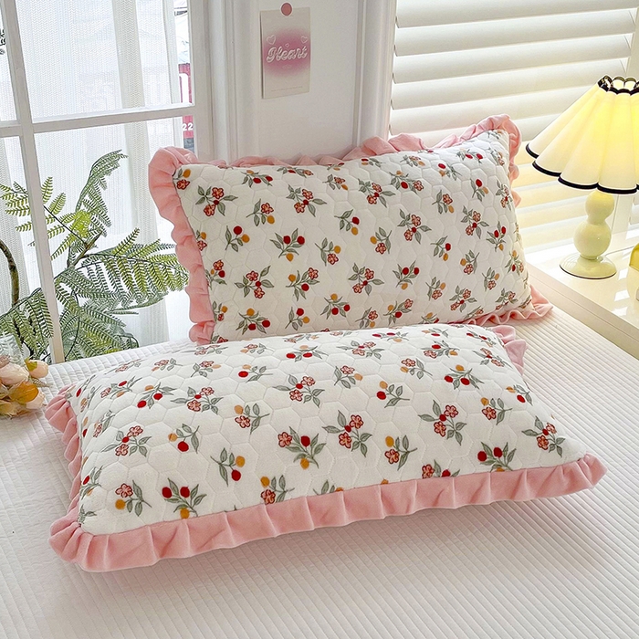 91家纺网 家纺一手货源 找家纺 莉迪娅 2026新款法兰绒花边枕套牛奶绒枕套韩版枕套 樱桃粉