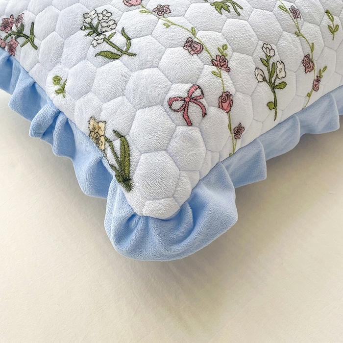 91家纺网 家纺一手货源 找家纺 莉迪娅 2026新款法兰绒花边枕套牛奶绒枕套韩版枕套 花与草蓝色