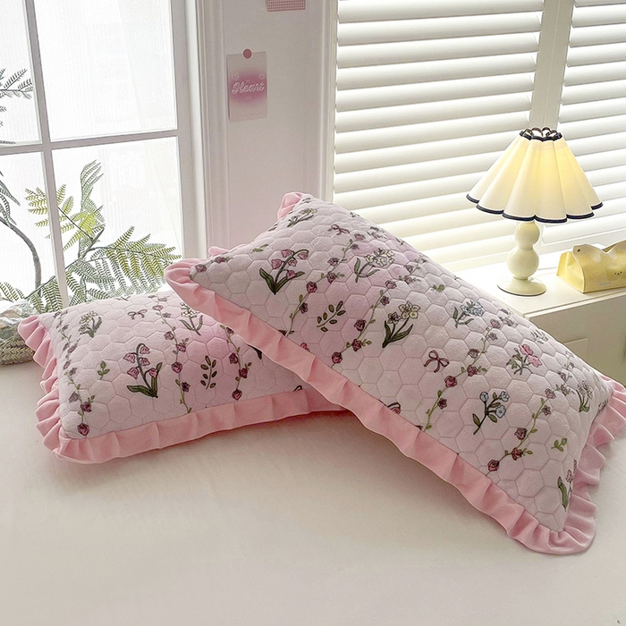 91家纺网 家纺一手货源 找家纺 莉迪娅 2026新款法兰绒花边枕套牛奶绒枕套韩版枕套 花与草