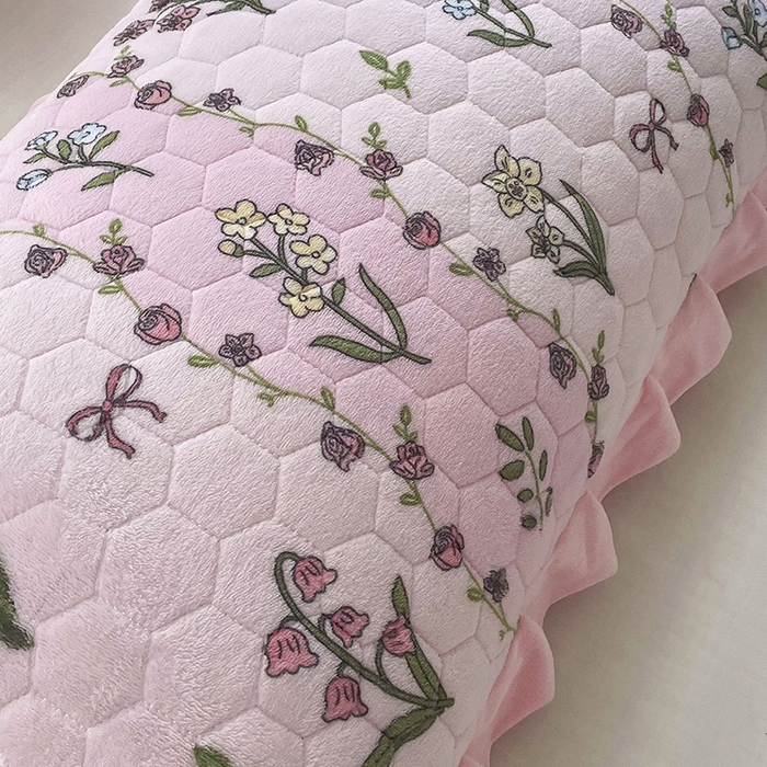 91家纺网 家纺一手货源 找家纺 莉迪娅 2026新款法兰绒花边枕套牛奶绒枕套韩版枕套 花与草