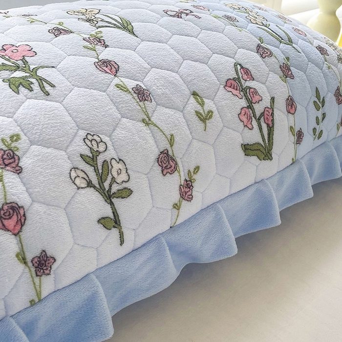 91家纺网 家纺一手货源 找家纺 莉迪娅 2026新款法兰绒花边枕套牛奶绒枕套韩版枕套 花与草蓝色