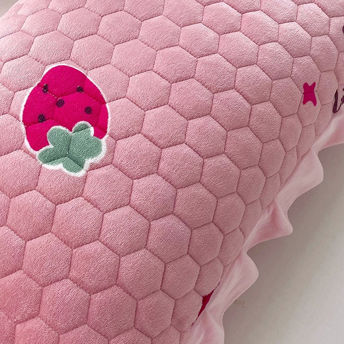 91家纺网 家纺一手货源 找家纺 莉迪娅 2026新款法兰绒花边枕套牛奶绒枕套韩版枕套 草莓狗熊