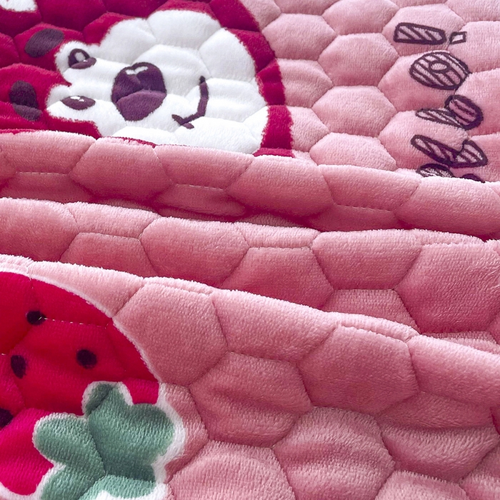 91家纺网 家纺一手货源 找家纺 莉迪娅 2026新款法兰绒花边枕套牛奶绒枕套韩版枕套 草莓狗熊