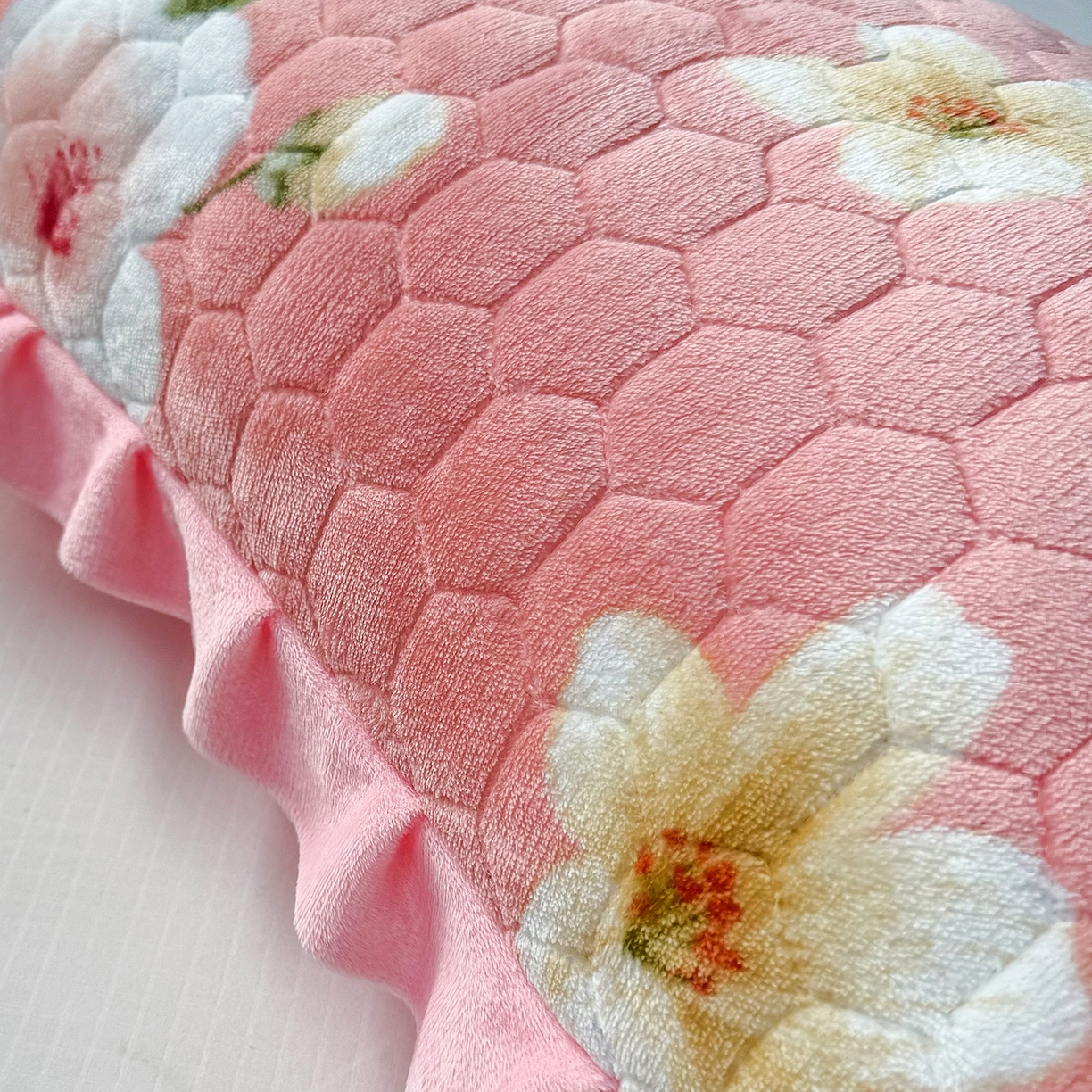 91家纺网 家纺一手货源 找家纺 莉迪娅 2026新款法兰绒花边枕套牛奶绒枕套韩版枕套 牡丹粉