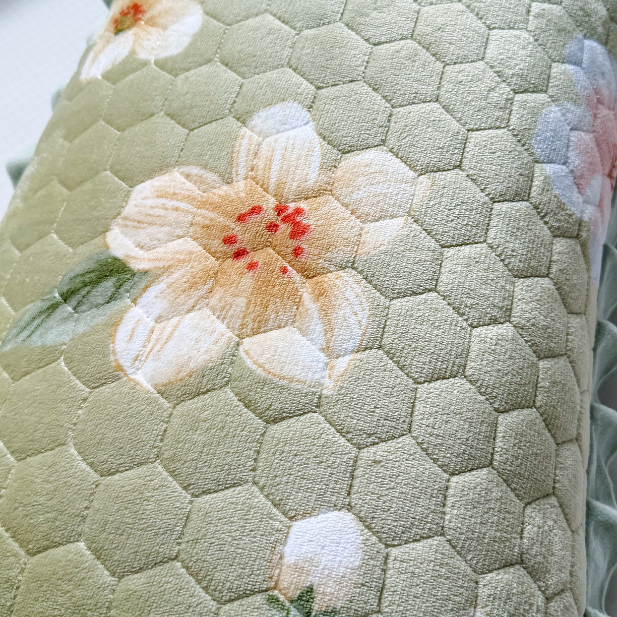 91家纺网 家纺一手货源 找家纺 莉迪娅 2026新款法兰绒花边枕套牛奶绒枕套韩版枕套 牡丹绿