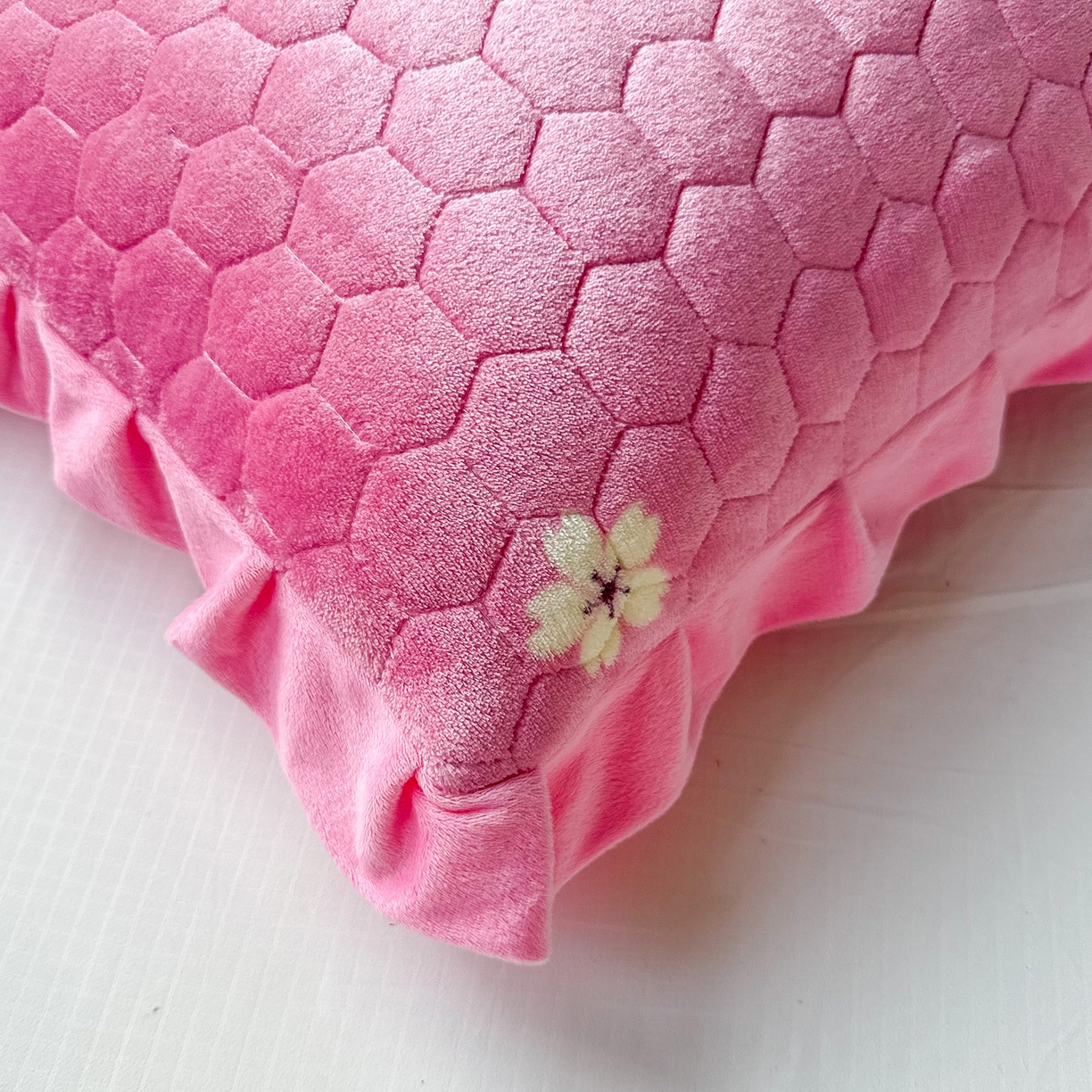 91家纺网 家纺一手货源 找家纺 莉迪娅 2026新款法兰绒花边枕套牛奶绒枕套韩版枕套 爱心粉