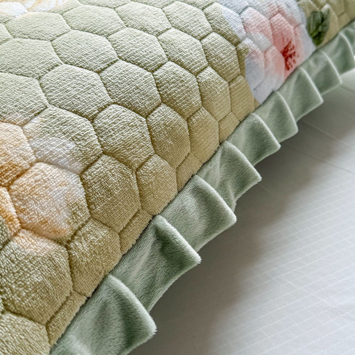 91家纺网 家纺一手货源 找家纺 莉迪娅 2026新款法兰绒花边枕套牛奶绒枕套韩版枕套 牡丹绿