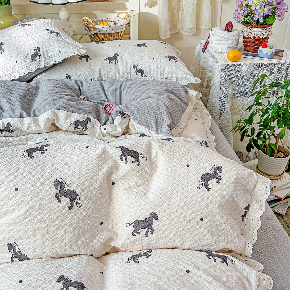 91家纺网 家纺一手货源 找家纺 瑞禾家纺 2026新款泡芙纱花边四件套 奶棕小马