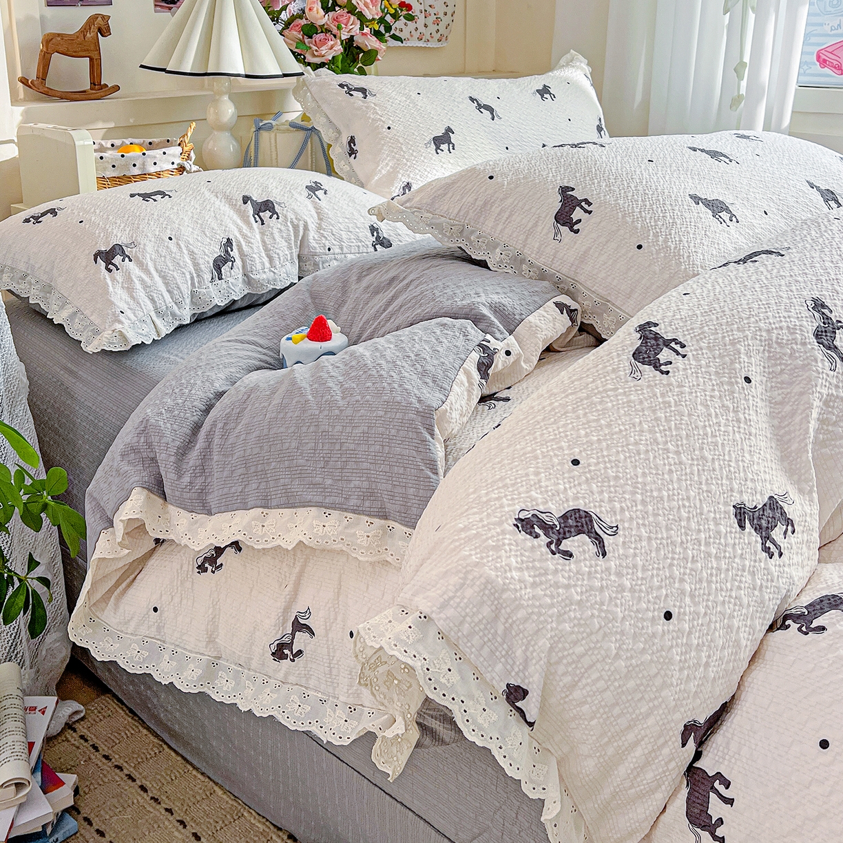 91家纺网 家纺一手货源 找家纺 瑞禾家纺 2026新款泡芙纱花边四件套 奶棕小马