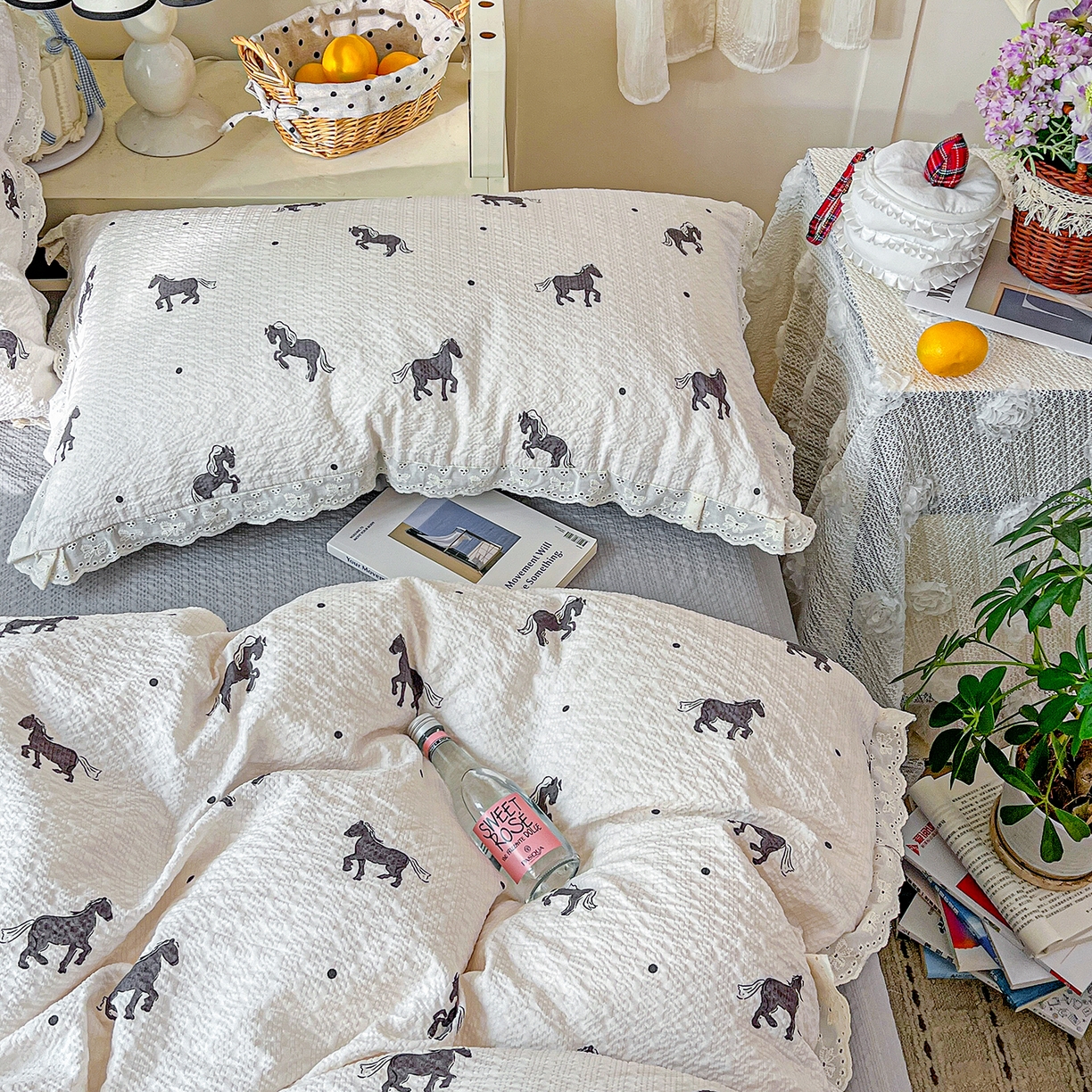 91家纺网 家纺一手货源 找家纺 瑞禾家纺 2026新款泡芙纱花边四件套 奶棕小马