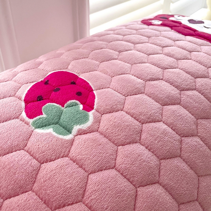 91家纺网 家纺一手货源 找家纺 莉迪娅 2026新款法兰绒花边枕套牛奶绒枕套韩版枕套 草莓狗熊