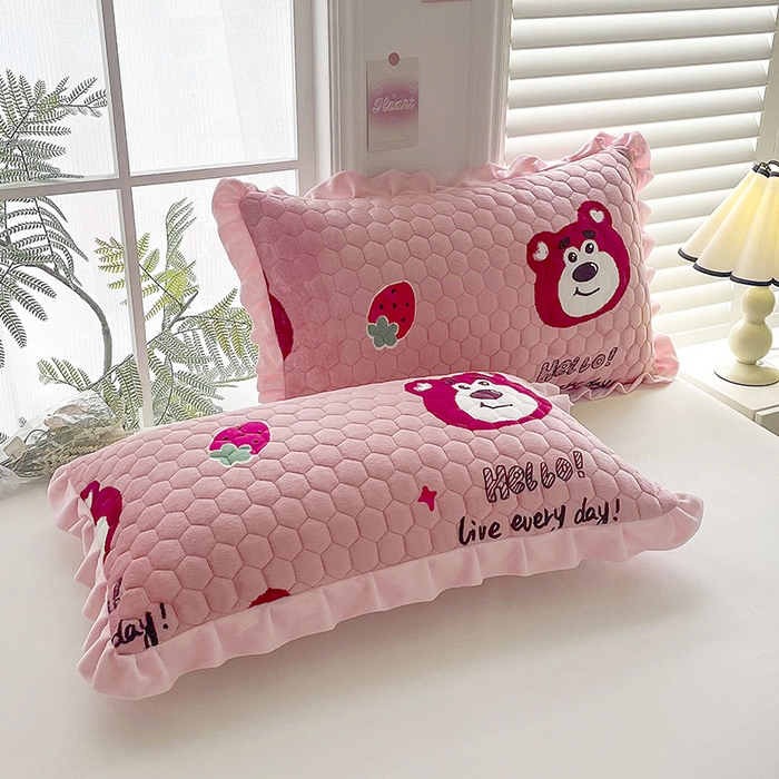 91家纺网 家纺一手货源 找家纺 莉迪娅 2026新款法兰绒花边枕套牛奶绒枕套韩版枕套 草莓狗熊