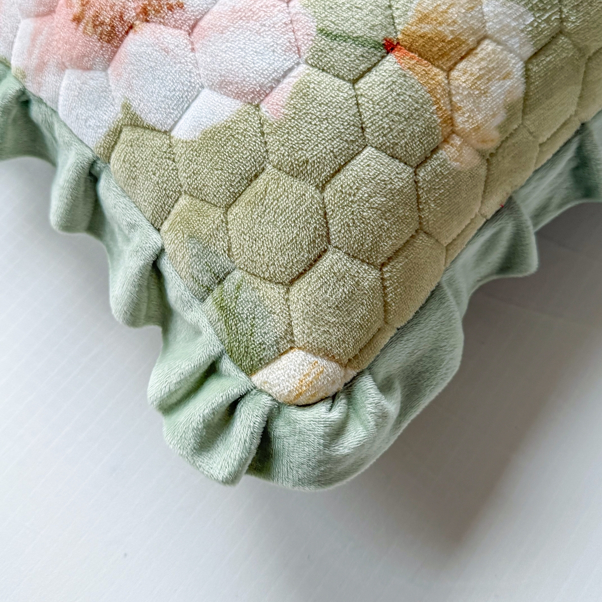 91家纺网 家纺一手货源 找家纺 莉迪娅 2026新款法兰绒花边枕套牛奶绒枕套韩版枕套 牡丹绿