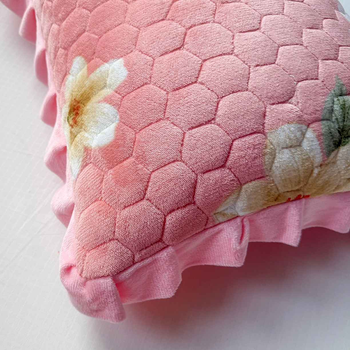 91家纺网 家纺一手货源 找家纺 莉迪娅 2026新款法兰绒花边枕套牛奶绒枕套韩版枕套 牡丹粉