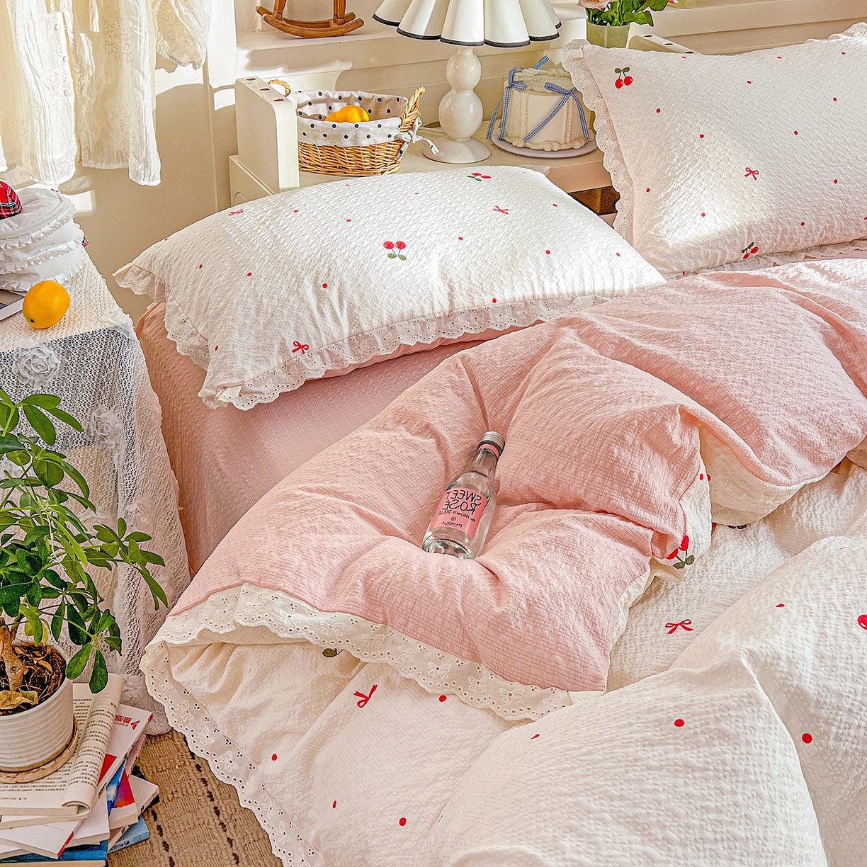 91家纺网 家纺一手货源 找家纺 瑞禾家纺 2026新款泡芙纱花边四件套 樱桃布丁