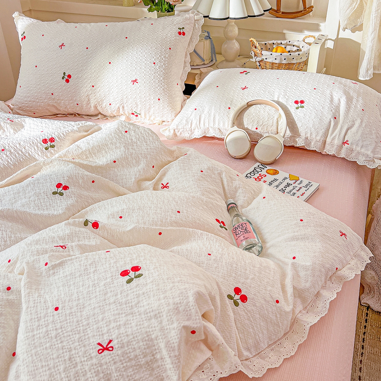 91家纺网 家纺一手货源 找家纺 瑞禾家纺 2026新款泡芙纱花边四件套 樱桃布丁