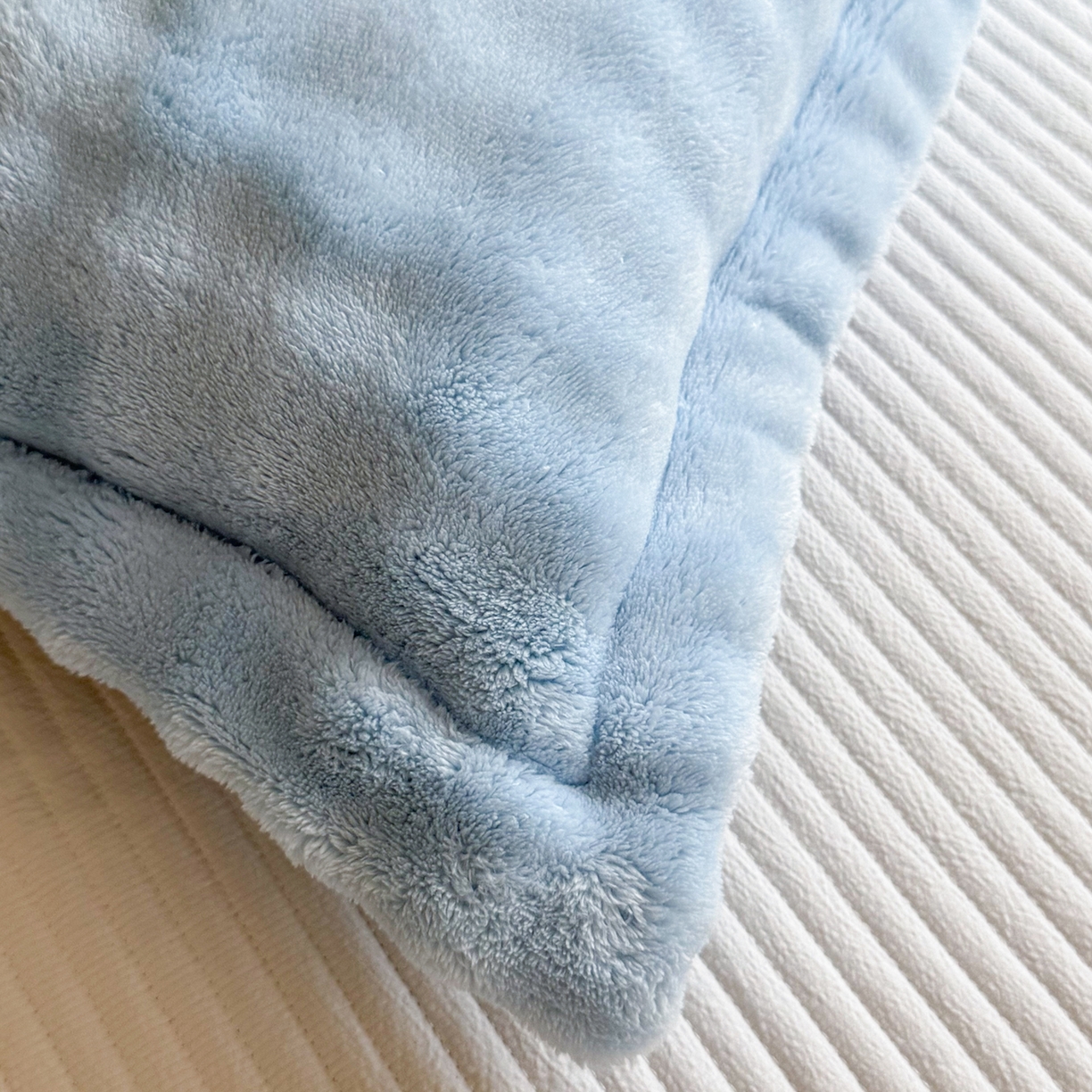 91家纺网 家纺一手货源 找家纺 莉迪娅 2026新款高克重牛奶绒纯色枕套 天空兰